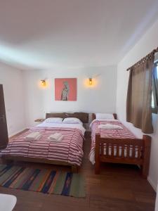 Кровать или кровати в номере Guesthouse Koleci - Mrizi i Zanave Fishte-Lezhe