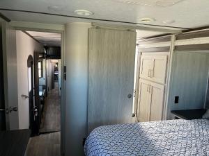 Apple Valley的住宿－Unique 2 Bedroom Campsite on the backside of Zion，一间卧室设有一张床,门通往走廊
