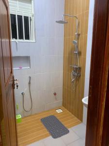 ein Bad mit einer Dusche, einem WC und einem Waschbecken in der Unterkunft JOSELLA MOTEL MUBENDE in Mubende