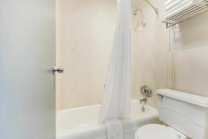 Quality Inn & Suites的一间浴室