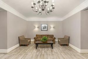 Quality Inn & Suites的休息区