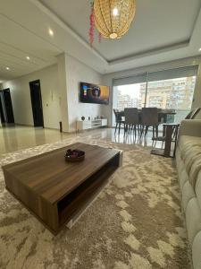 welcome to ur appr في أغادير: غرفة معيشة مع أريكة وطاولة