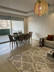 welcome to ur appr في أغادير: غرفة معيشة مع طاولة وكراسي وأريكة