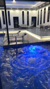 ein großer Pool mit blauem Wasser in einem Gebäude in der Unterkunft استراحه فندقيه فخمه نطاق المدينه بخصم ترويجي in Billah