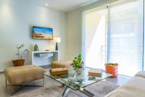 TV a/nebo společenská místnost v ubytování Lunada Condo by BVR