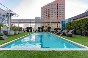una piscina en la azotea de un edificio en Downtown 1BR w Pool Gym WD nr Staples Center LAX-556, en Los Ángeles
