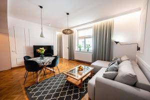 un soggiorno con divano e tavolo di Trip Apartments a Cracovia