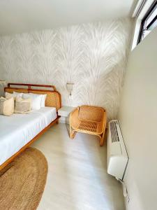 1 dormitorio con 1 cama y un banco en una habitación en Bali Poshtel PR en San Juan