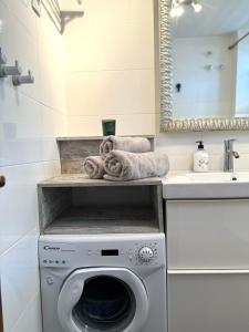 a bathroom with a washing machine and a sink at Cozy apartment near Los Boliches Beach in Fuengirola