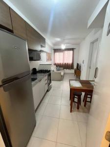 una cucina con frigorifero in acciaio inossidabile e tavolo di Apartamento em São Paulo a San Paolo