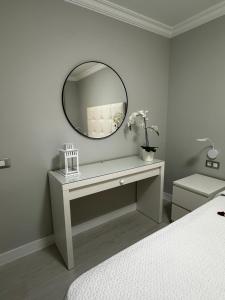 ラスパルマス・デ・グランカナリアにあるCoral Canterasの白いベッドルーム(鏡付き洗面化粧台付)