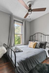 um quarto com uma cama e uma ventoinha de tecto em 3 bedroom with laundry and parking at Windsor em Windsor