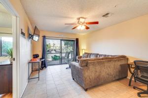 un soggiorno con un divano e un ventilatore a soffitto di Walk to Golf and Beach Queens Bay Resort Condo a Lake Havasu City