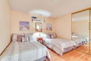 una camera da letto con due letti e uno specchio di Walk to Golf and Beach Queens Bay Resort Condo a Lake Havasu City Altre 20 foto