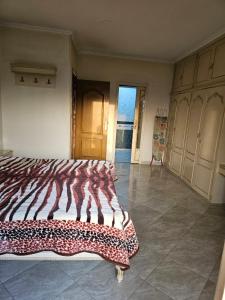 - une chambre avec un lit et une couverture dans l'établissement شقه ٢٦٠ م بانوراما جامعة الدول العربية الرئيسي, au Caire