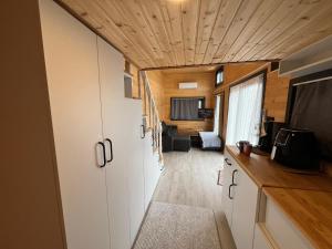 una cocina y sala de estar en una casa pequeña en Kaktüs tiny house, en Dalaman