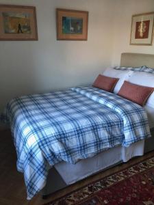 two beds sitting next to each other in a bedroom at Plumtree Cottage in Cotgrave