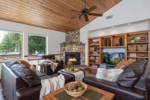 a living room with leather furniture and a fireplace at Yosemite Summit & Little Summit in Yosemite West