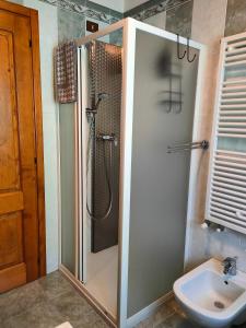 La salle de bains est pourvue d'une douche et d'un lavabo. dans l'établissement Haisle im Untrborkh, à Sauris