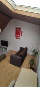 Ruang duduk di Vieja Casita de huespedes con Escaleras