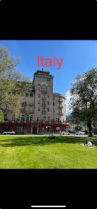 un edificio alto con la palabra Italia encima en Apartment Italy en Interlaken