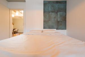 duże białe łóżko w białej sypialni w obiekcie Apartment 2 w Prisztinie