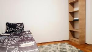 sypialnia z łóżkiem i półką na książki w obiekcie Villa Karolina w Krakowie