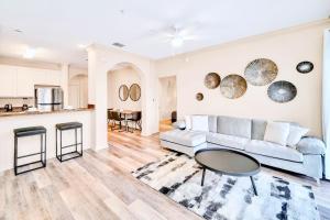 - un salon avec un canapé et une table dans l'établissement 2BR Condo with shared Pool & Hot Tub, near Disney!, à Orlando