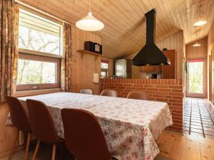 comedor con mesa y sillas en Splendid Holiday Home in Hadsund with Sauna, en Øster Hurup