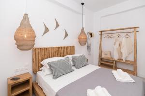 1 dormitorio con 1 cama con sábanas y almohadas blancas en Vilianna, en Zefiría