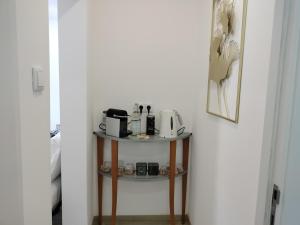 a small table with appliances on it in a room at Alojamento Andorinhas in Senhora da Hora