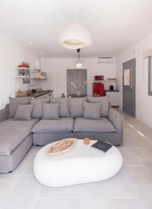 una sala de estar con un sofá y una mesa en Vilianna, en Zefiría