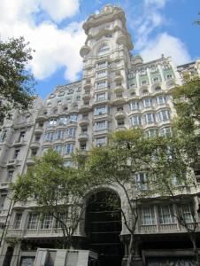 een groot wit gebouw met een toren bij Depto 2 amb completo - Cocina equipada - Baño privado - Wi-Fi - TV Flow y HBO MAX - Excelente ubicación, cercano a subte D y B in Buenos Aires
