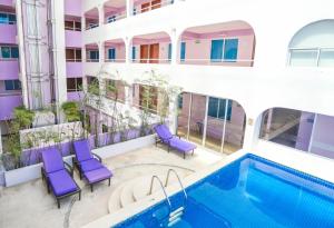 สระว่ายน้ำที่อยู่ใกล้ ๆ หรือใน Hotel Kavia