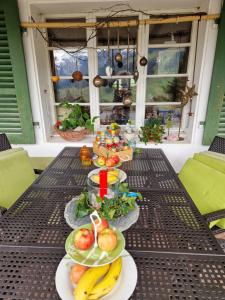 una mesa con platos de comida. en Chalet Gotthelf Gartenstudio, Ferien mit Hund en Adelboden