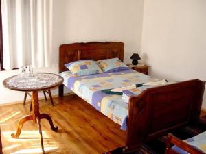 sypialnia z dużym łóżkiem i stołem w obiekcie Granpa house w mieście Ruhovtsi