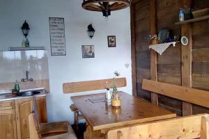 kuchnia z drewnianym stołem i zlewem w obiekcie Granpa house w mieście Ruhovtsi