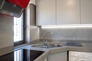 White Star Estoril في استوريل: مطبخ مع حوض ونافذة
