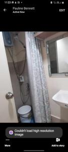 La salle de bains est pourvue d'une douche, de toilettes et d'un lavabo. dans l'établissement Sunvida Tower Condominium, à Cebu