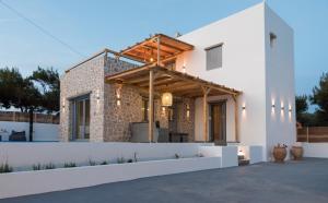 Villa con fachada blanca y patio en Vilianna, en Zefiría