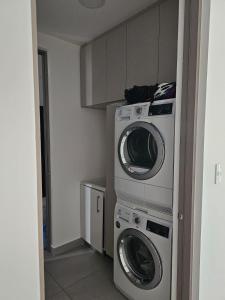 lavadero con lavadora y secadora en CASA SAN JOSE en San José