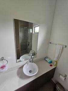 baño con 2 lavabos y espejo grande en CASA SAN JOSE en San José