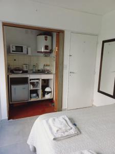 um quarto com uma cozinha com uma cama e um lavatório em Hermoso monoambiente en ciudad de Mendoza. em Mendoza