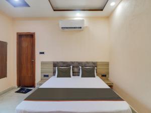 En eller flere senger på et rom på Collection O Hotel Fort Inn