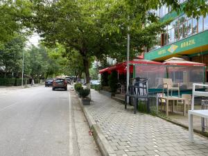 ulica z samochodem zaparkowanym przed budynkiem w obiekcie Brazil hotel w mieście Peshkopi