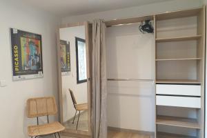 porta scorrevole in vetro in una stanza con sedia di U caseddu di a Castagna a Coti-Chiavari