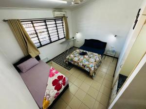 een kleine kamer met een bed en een raam bij Cozy, Comfortable, Family Home. in Nadi