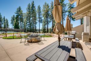 une terrasse avec un banc en bois et un parasol dans l'établissement Tahoe Area Townhome with Pool and Mountain Views, à Stateline