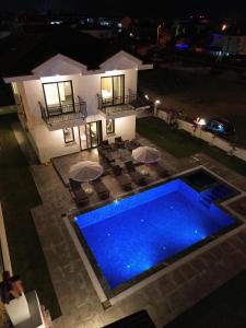 uma vista superior de uma piscina à noite em Dalyan Villa Michael em Dalyan