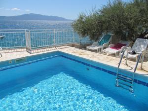 - une piscine avec vue sur l'eau dans l'établissement Apartments and rooms with a swimming pool Brist, Makarska - 15620, à Brist